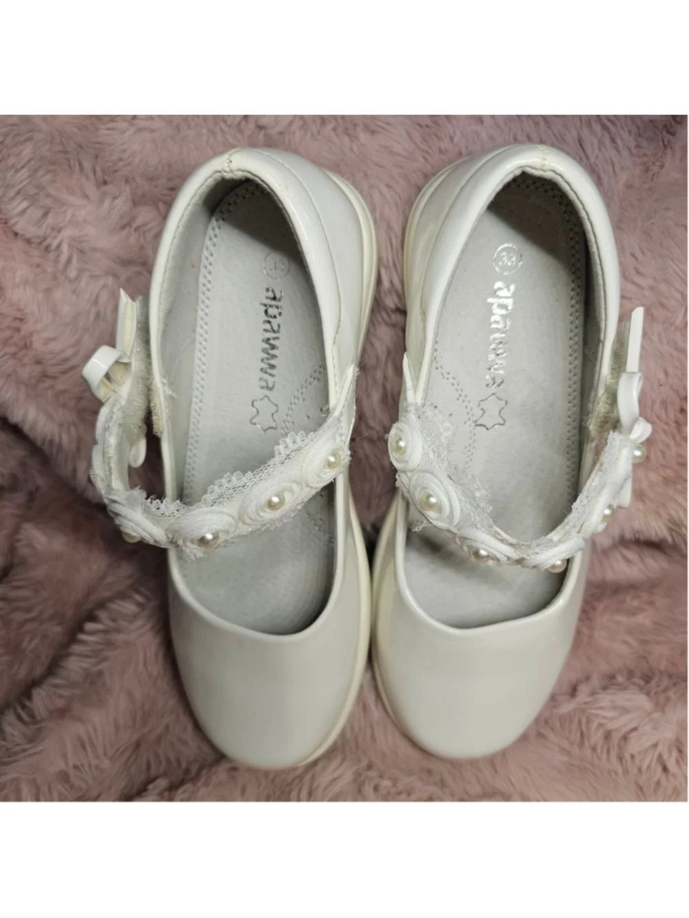 Apawwa White Patent Leather Girls Mary Jane Shoes with Pearl and Lace Strap